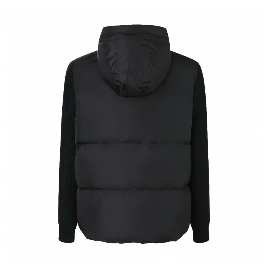 P910 [Exclusive supply] Canada Goose woolen sleeve hooded down jacket (black) The fabric is made of 90 national standard high-quality white duck down, selected high-fill velvet, weighing 170g, light and warm, with excellent temperature locking performance and good resilience. The fabric is made of high-quality protective nylon fabric, which not only enhances the wear resistance of the surface, but also takes into account wind resistance, ensuring excellent performance in various harsh weather conditions. Three-dimensional quilting technology and precise thread reinforcement prevent lint from being drilled and ensure that the fluffy and resilient elasticity lasts like new. The 7-needle medium-thick knitted structure uses thicker yarns to weave woolen fabrics with obvious thickness and weight. The texture is clearly visible and has a rough, retro texture. It has a good skeleton feel and is relatively stiff, and can maintain the silhouette of the clothing for a long time. It also provides more layers of still air to lock in heat. There is the brand's exclusive LOGO on the woolen sleeve arms, which is not obvious in the photo. Size:S-M-L-XL